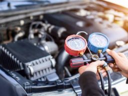 Car air conditioner check service, leak detection, fill refrigerant device and meter liquid cooling in the car by specialist technicians